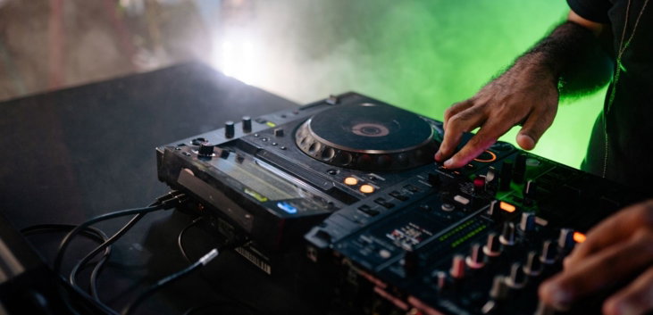 DJ-FESTA-CASAMENTO-ANIVERSARIO-15-ANOS-EVENTO-CORPORATIVO-EVENTOS-SOCIAIS-SONORIZACAO-ILUMINACAO-DJ-FESTA-BALADA-5-.jpg